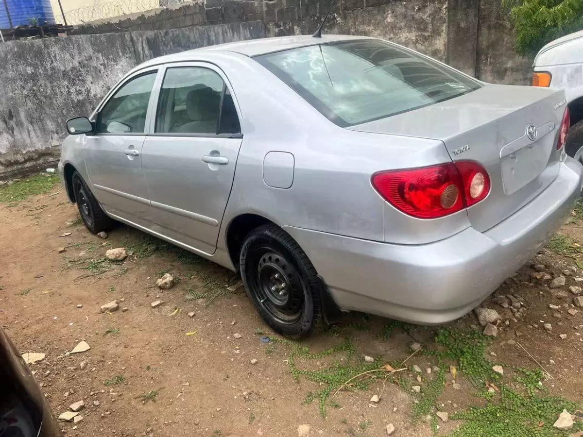 Toyota Corolla   - 2005