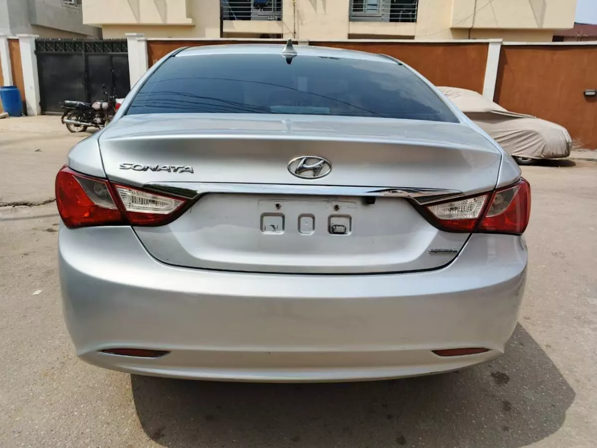 Hyundai Sonata   - 2011