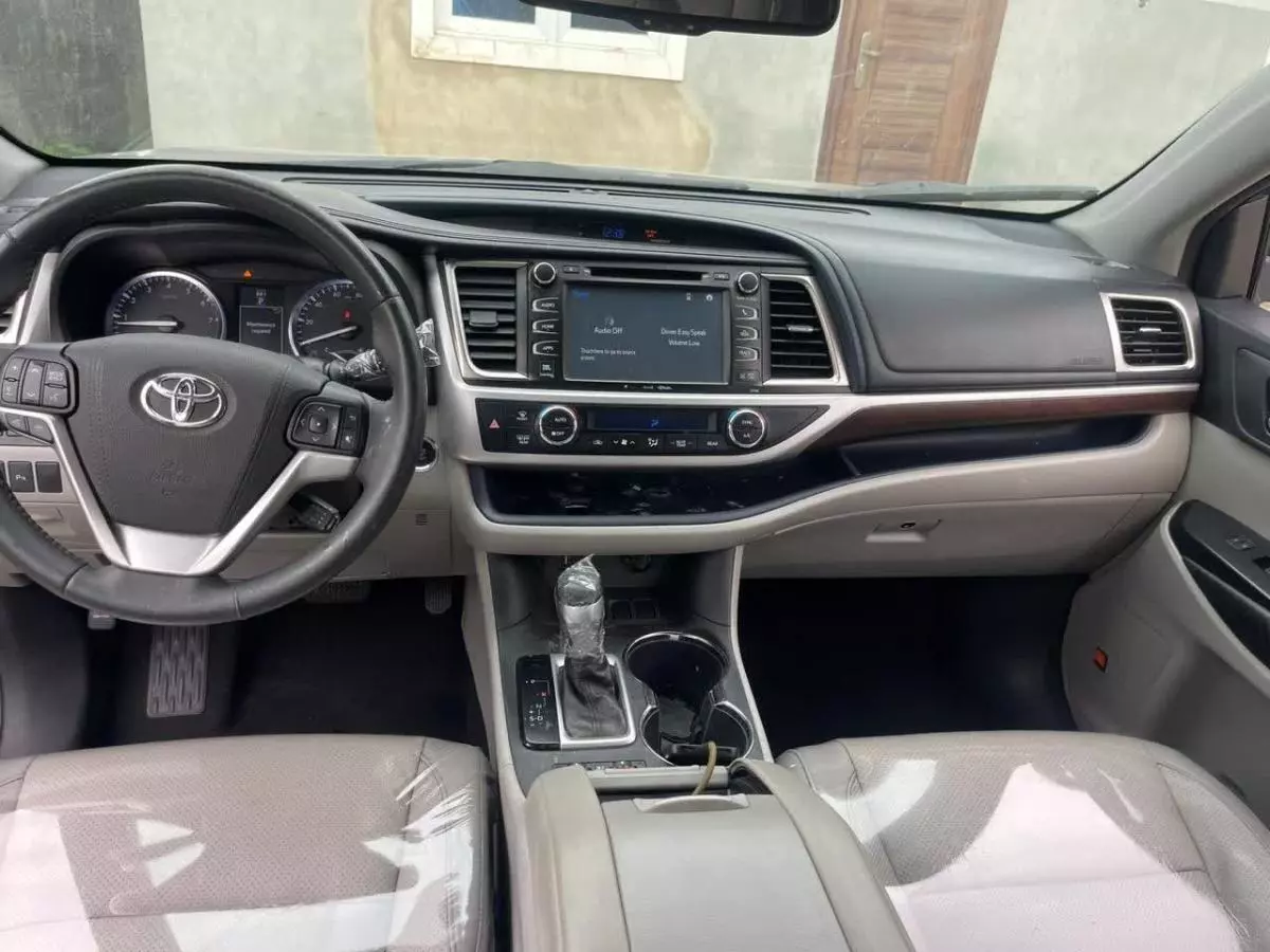 Toyota Highlander   - 2016