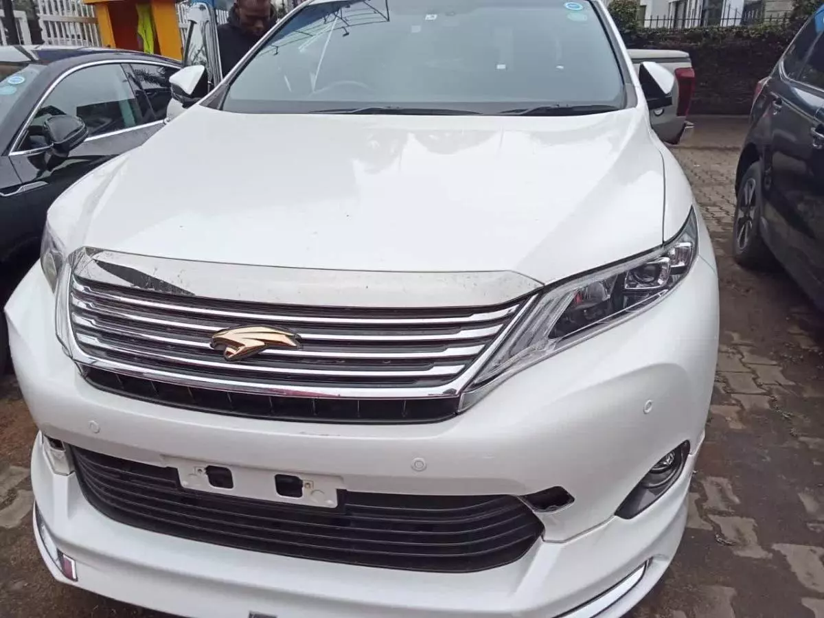 Toyota Harrier   - 2016