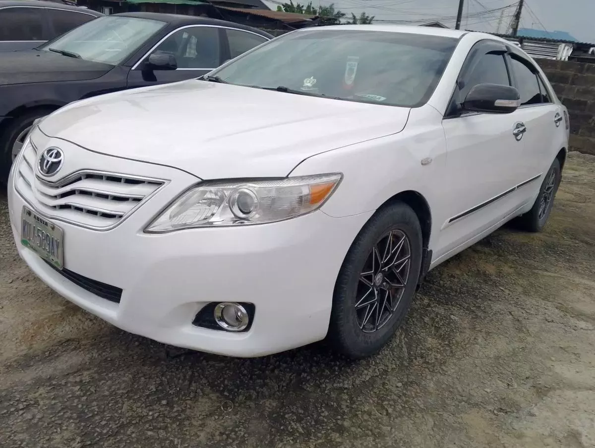 Toyota Camry   - 2010