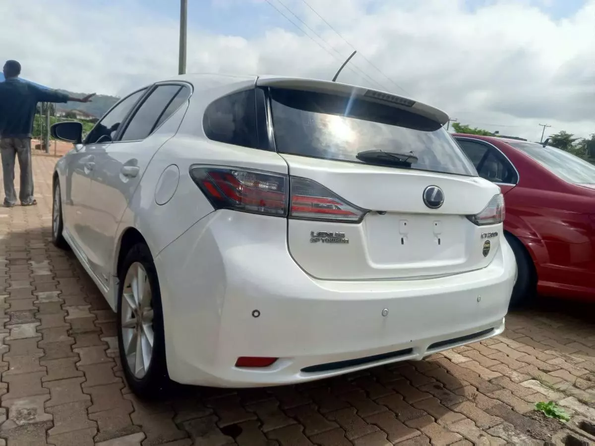 Lexus CT 200h   - 2011