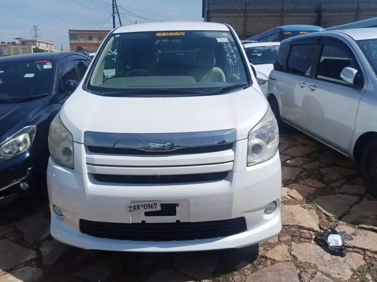 Toyota Noah   - 2010