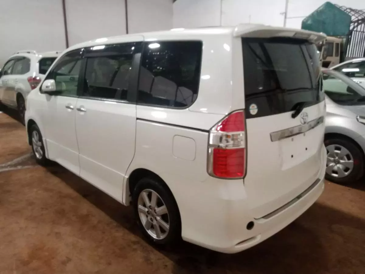 Toyota Noah   - 2009