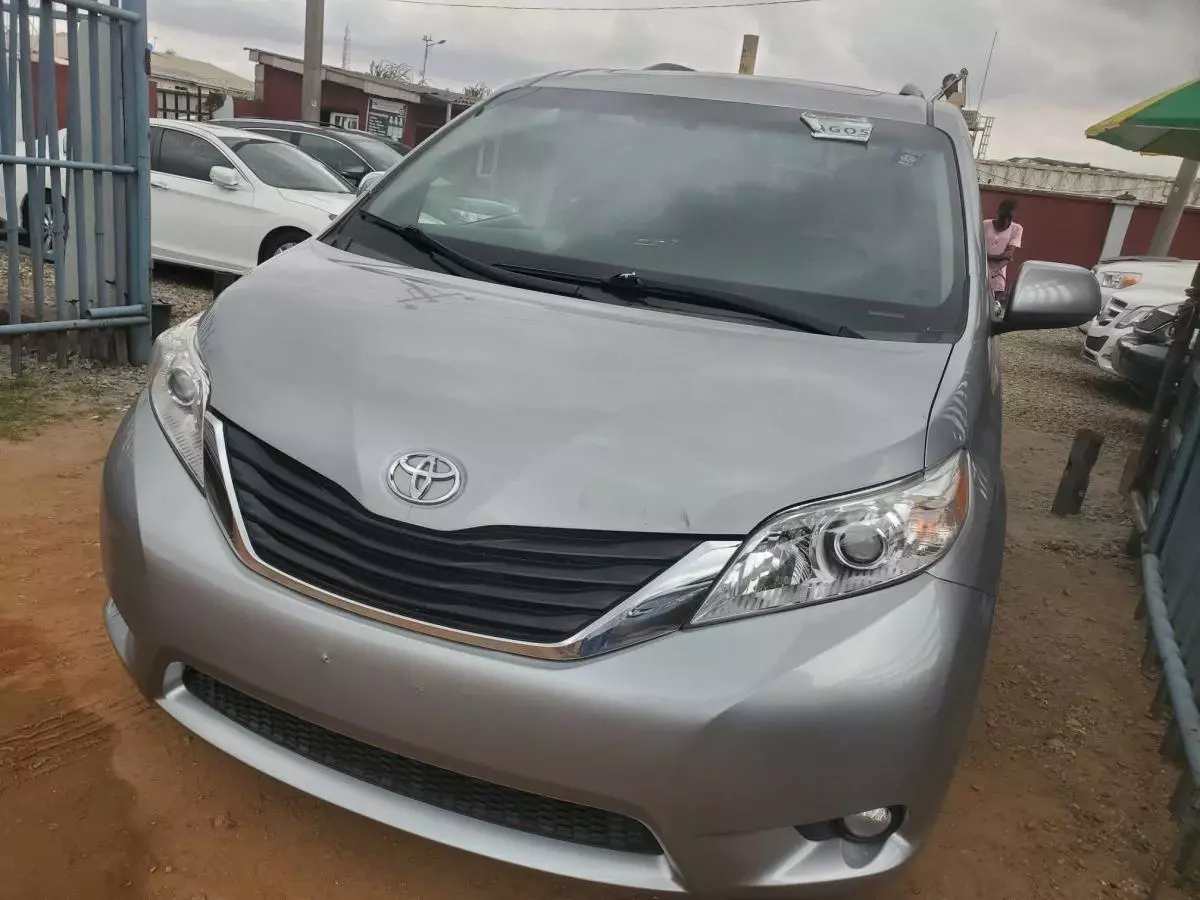 Toyota Sienna   - 2015