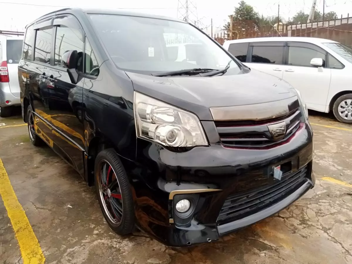 Toyota Noah   - 2011