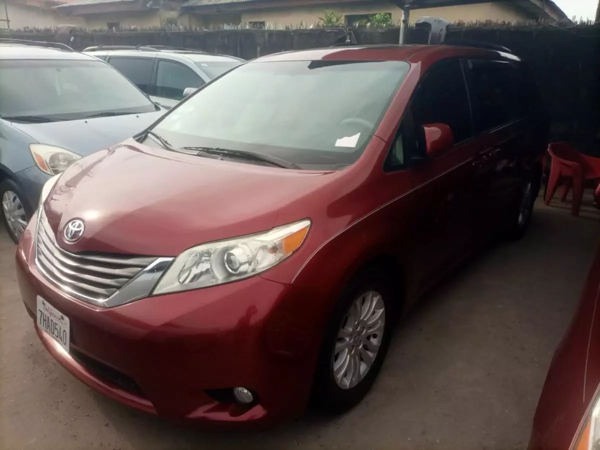 Toyota Sienna   - 2011