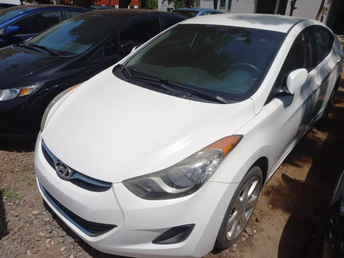 Hyundai Elantra   - 2012