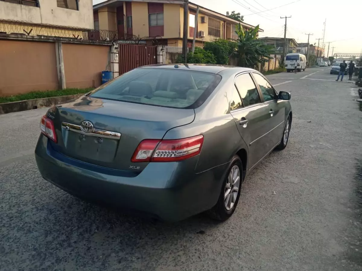 Toyota Camry   - 2011