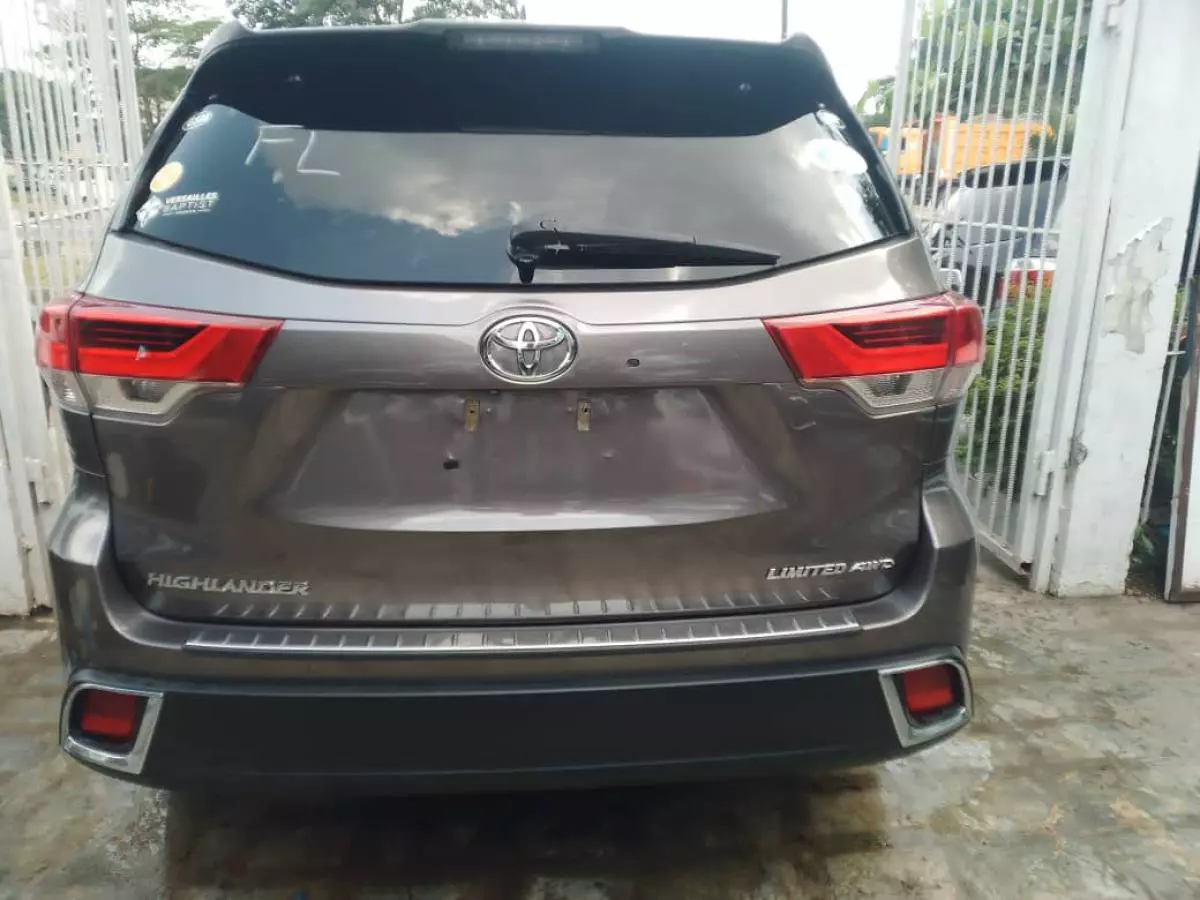 Toyota Highlander   - 2017