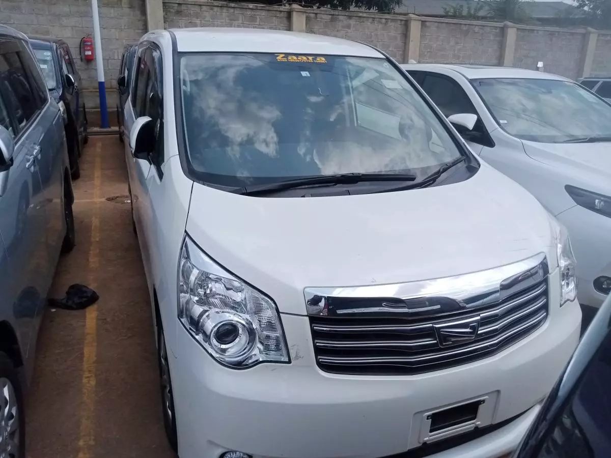 Toyota Noah   - 2011