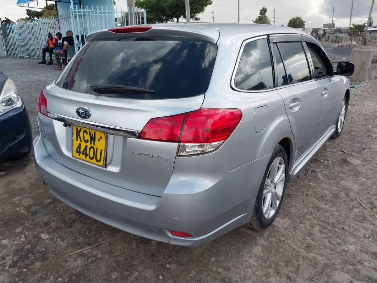 Subaru Legacy    - 2012