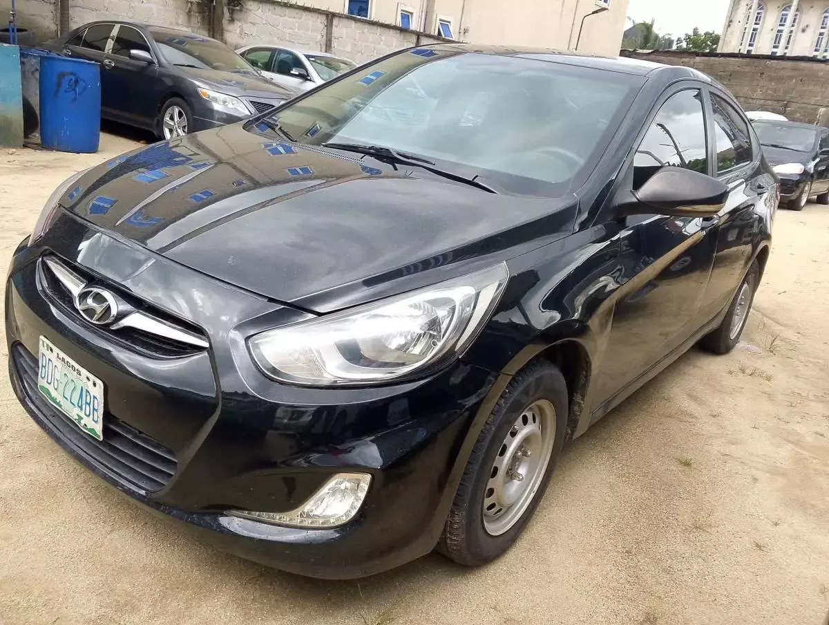 Hyundai Elantra   - 2012