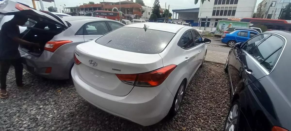 Hyundai Elantra   - 2013