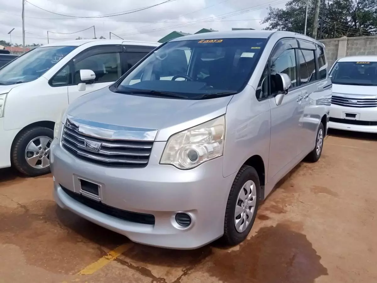 Toyota Noah   - 2011