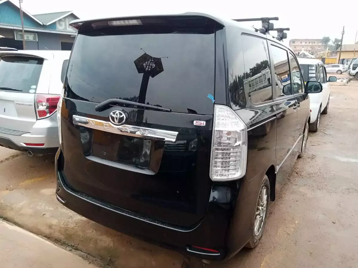 Toyota Noah   - 2011