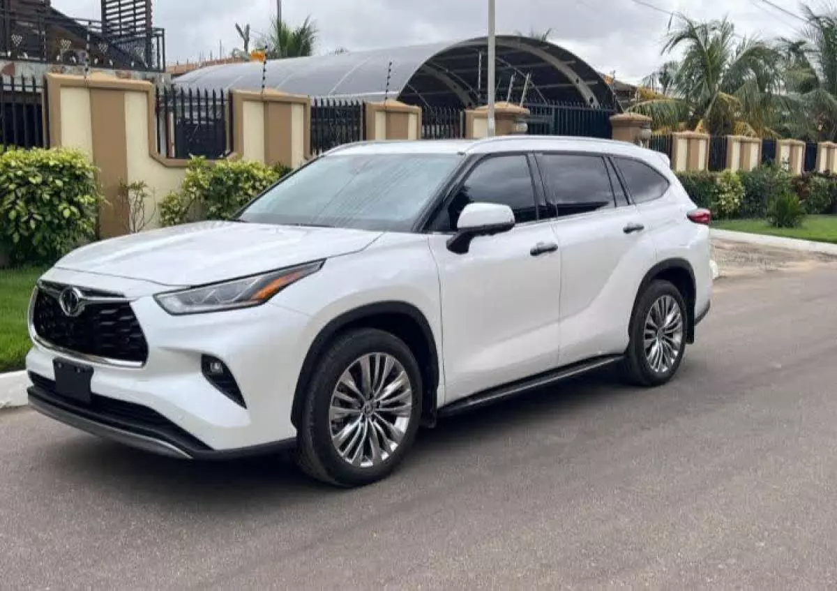 Toyota Highlander   - 2023