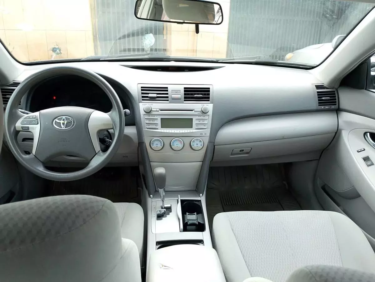 Toyota Camry   - 2010