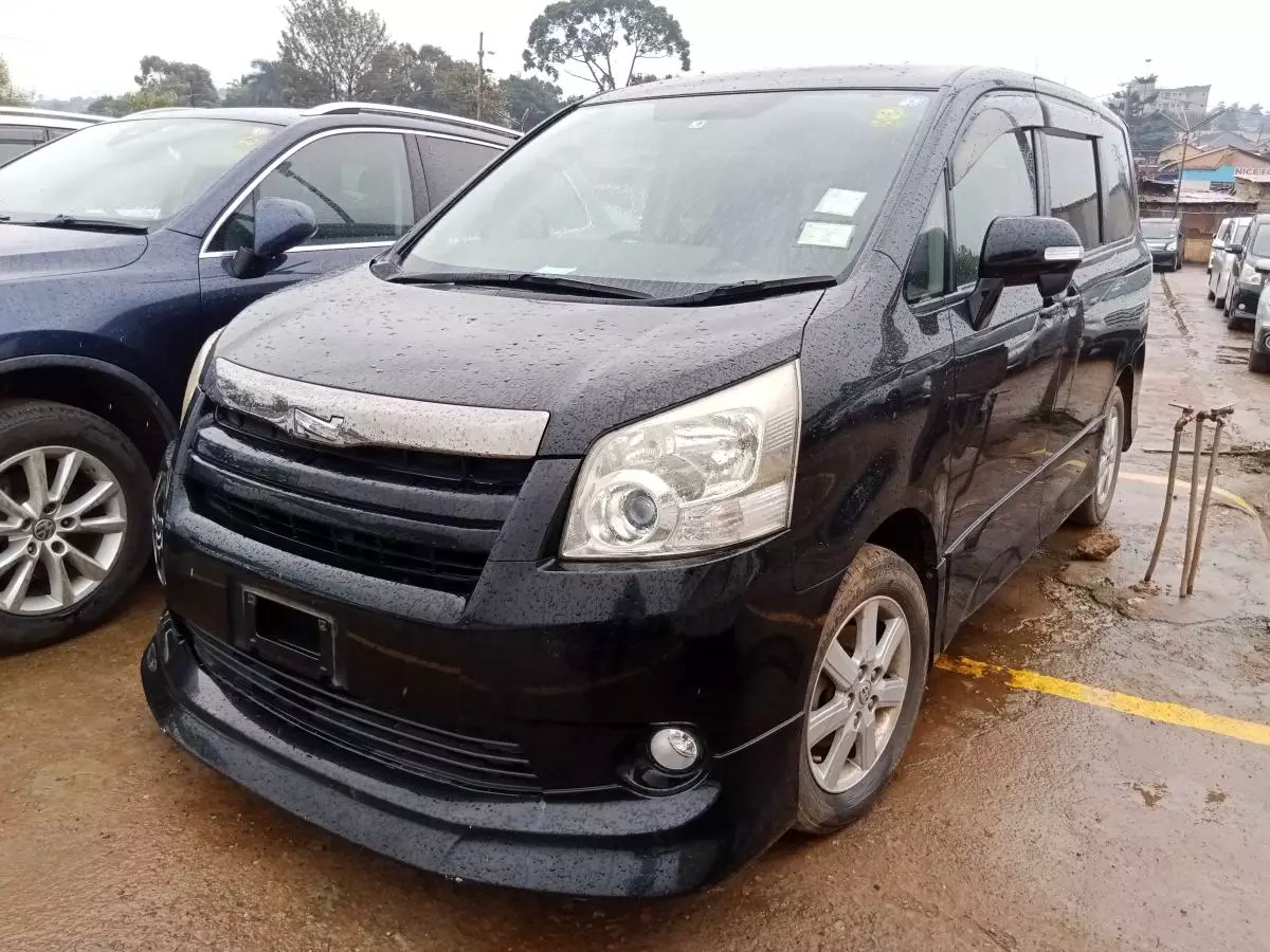 Toyota Noah   - 2009