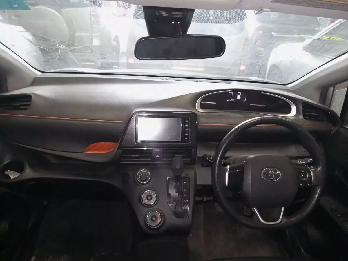 Toyota Sienta - 2015