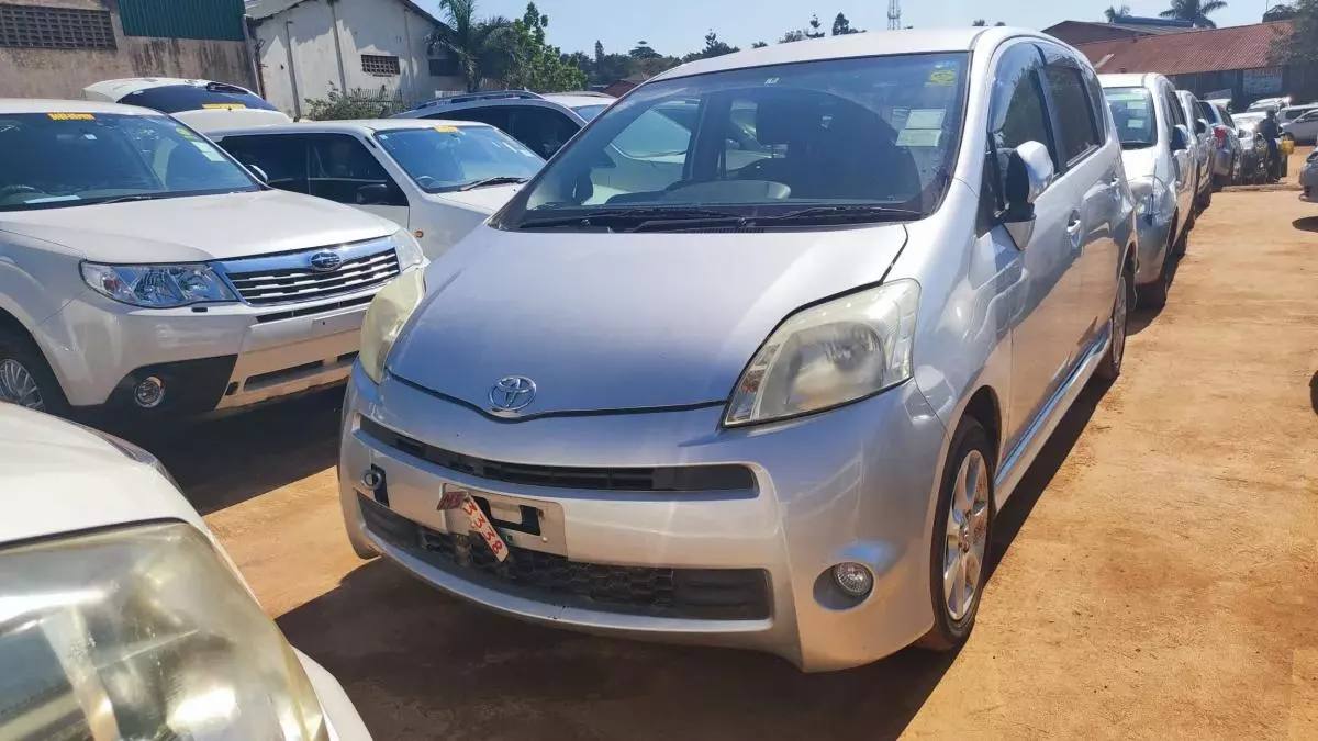 Toyota Passo Sette   - 2011