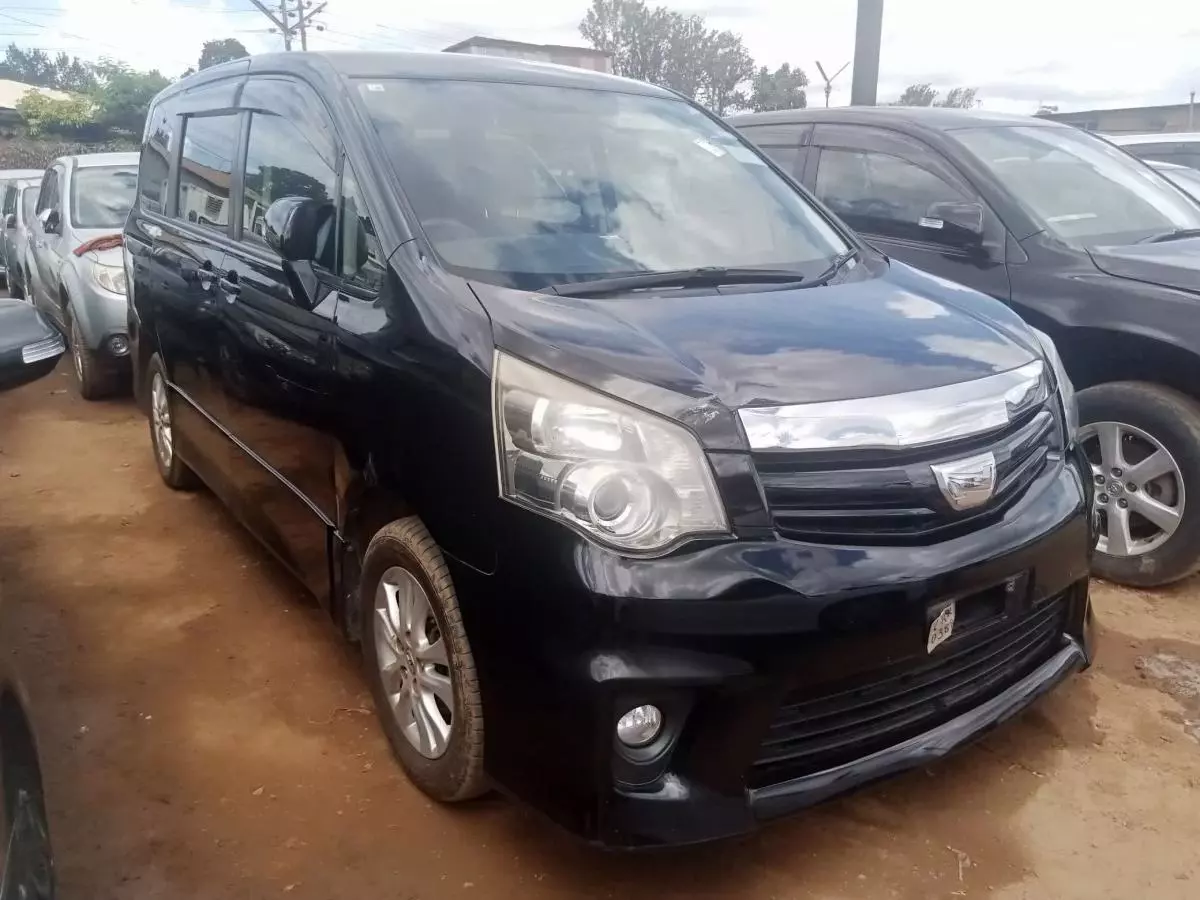 Toyota Noah   - 2010