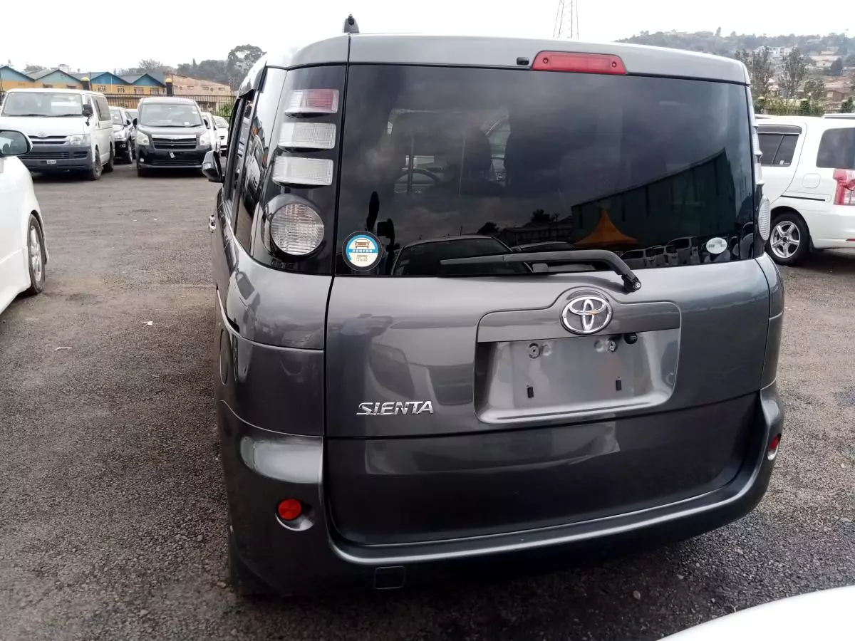 Toyota Sienta   - 2010