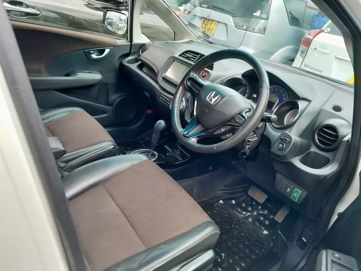 Honda Fit shuttle hybrid - 2012