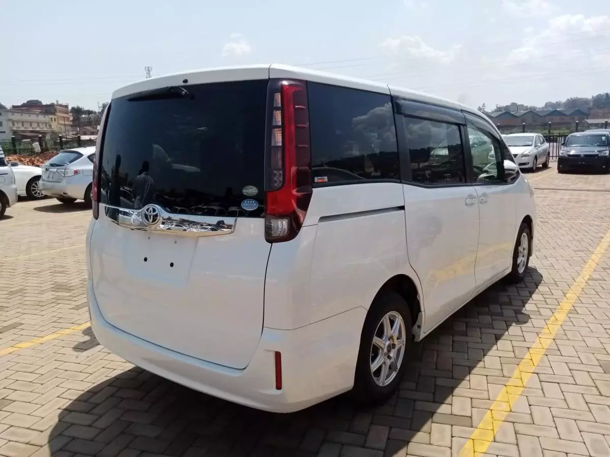 Toyota Noah   - 2015