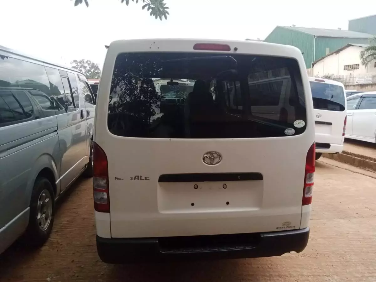 Toyota Hiace   - 2011