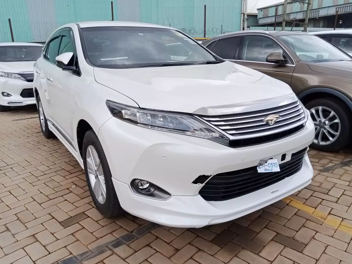 Toyota Harrier   - 2016