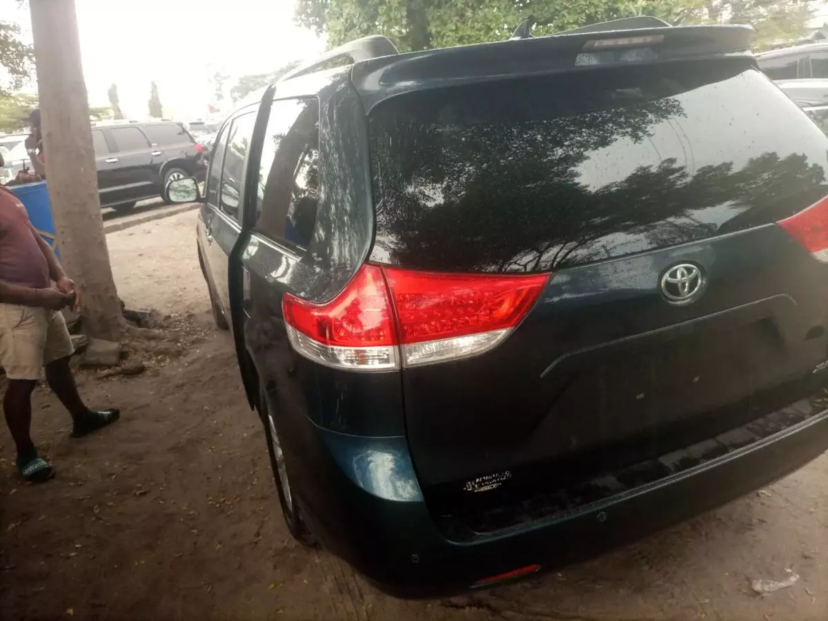 Toyota Sienna   - 2011