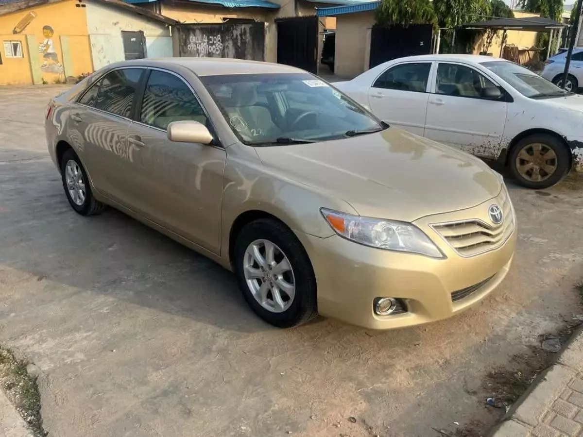 Toyota Camry   - 2011