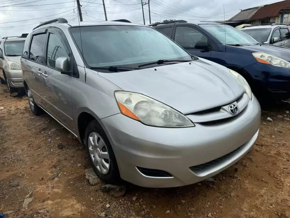 Toyota Sienna   - 2006