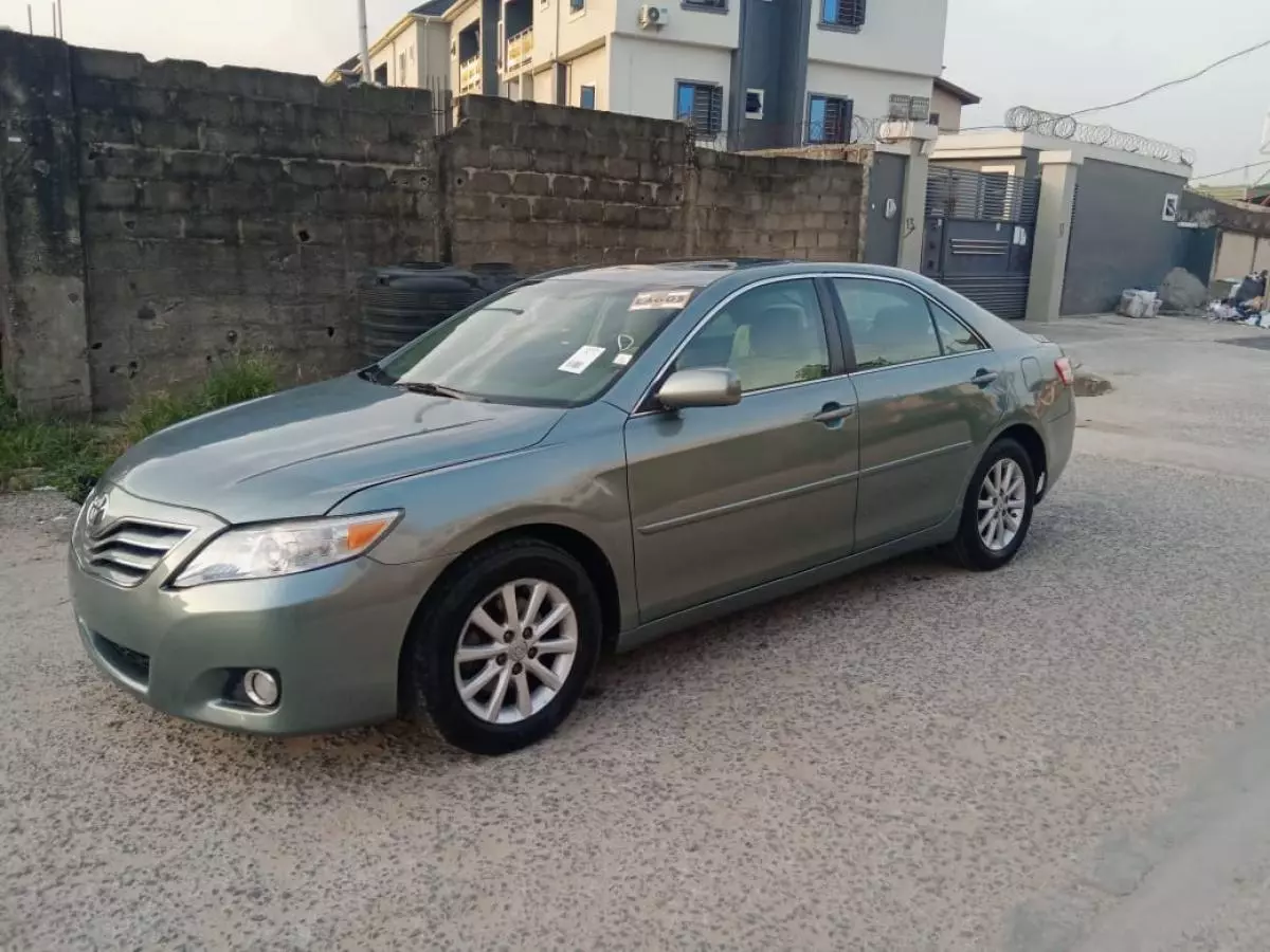 Toyota Camry   - 2011