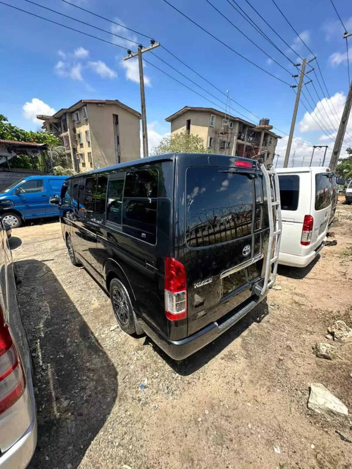 Toyota Hiace   - 2011