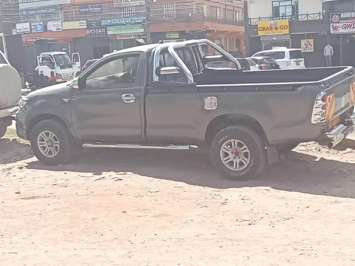 Toyota Hilux   - 2011