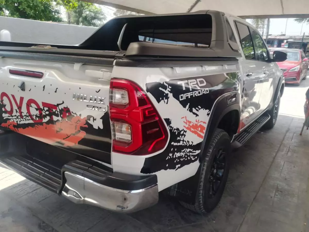 Toyota Hilux   - 2016