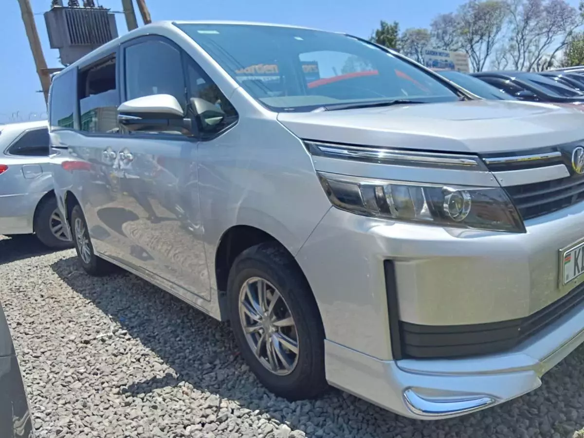 Toyota Voxy    - 2016