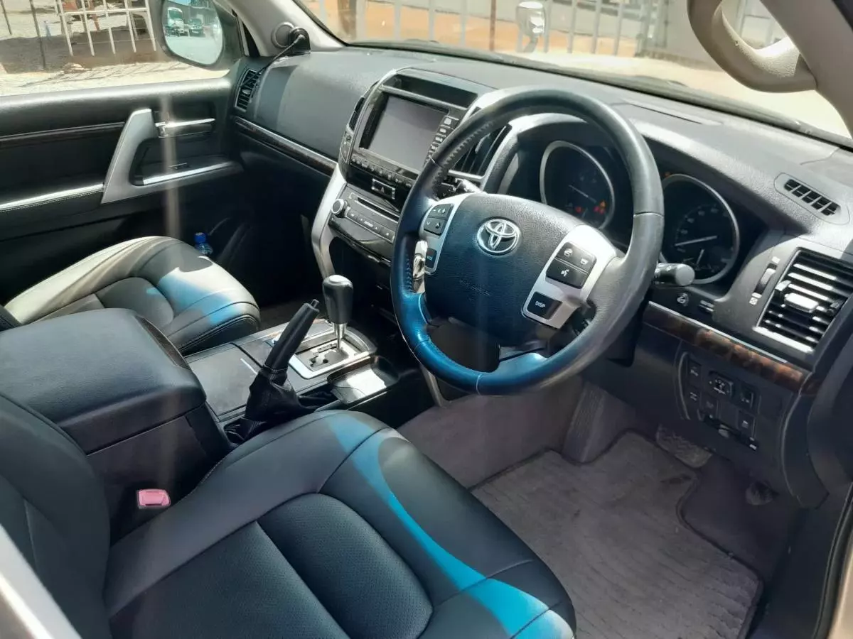 Toyota Land Cruiser - 2013