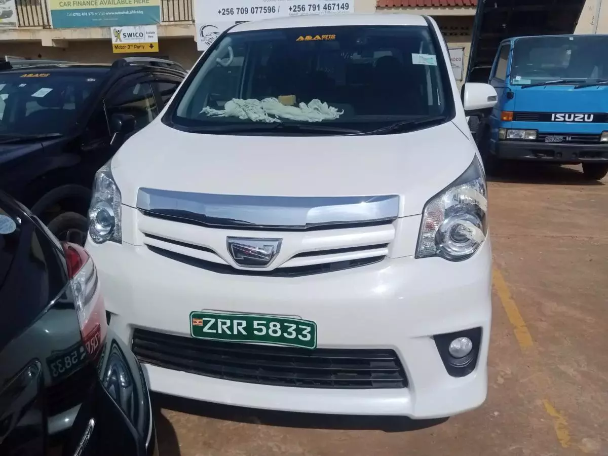 Toyota Noah   - 2011