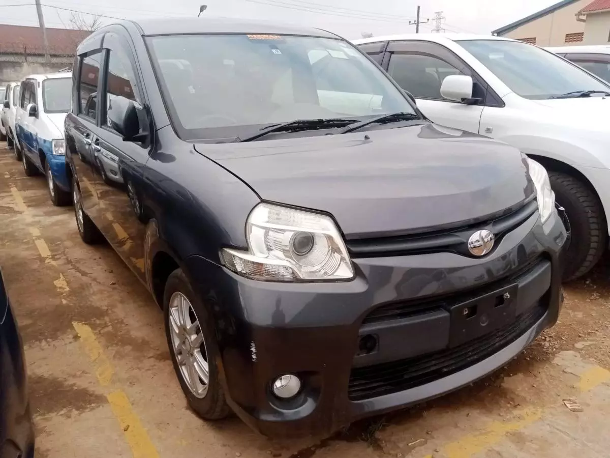 Toyota Sienta   - 2012