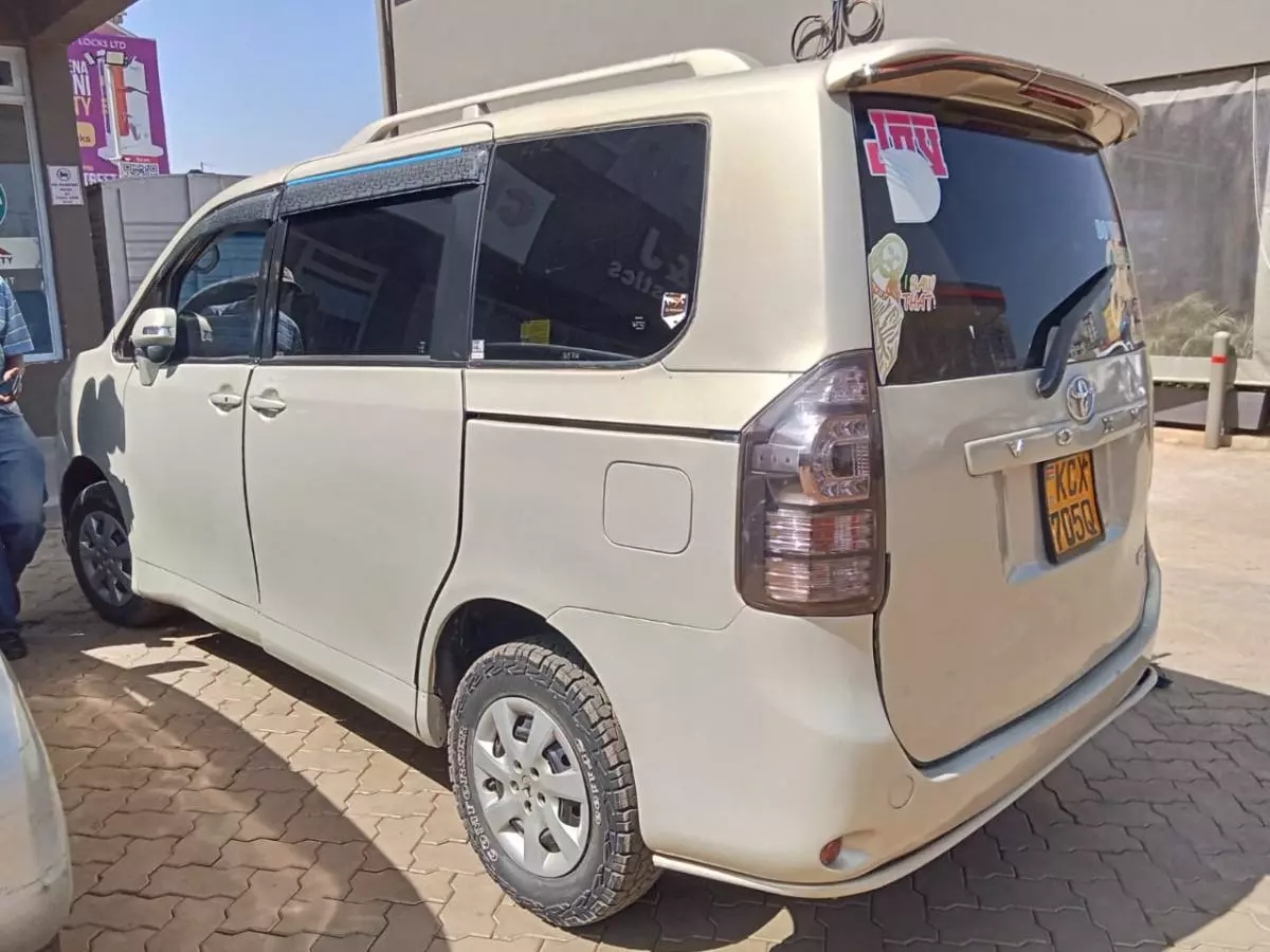 Toyota Voxy    - 2012