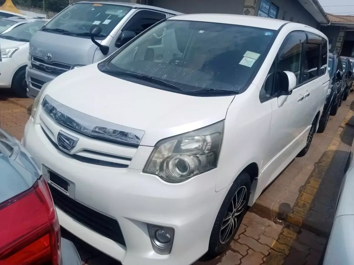 Toyota Noah   - 2011