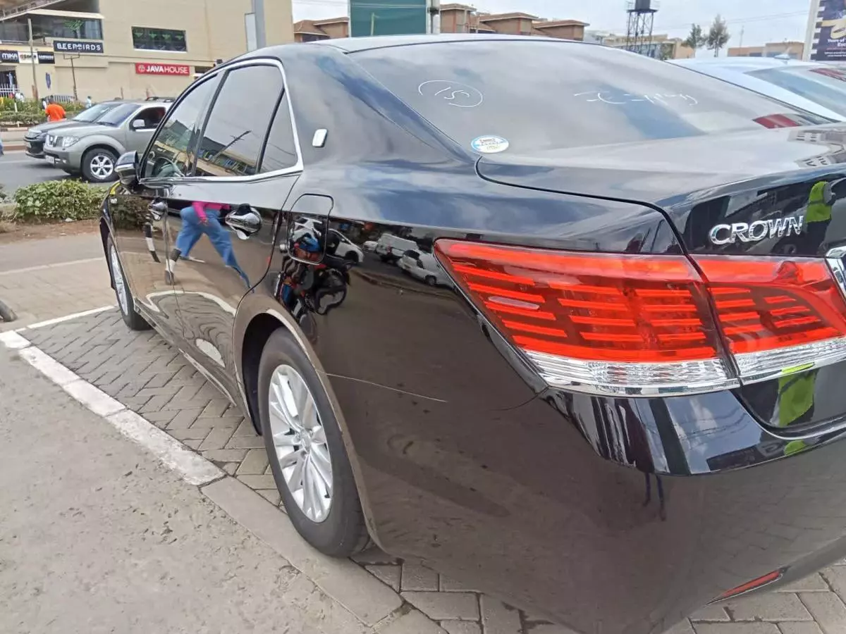 Toyota Crown Royal saloon Hybrid    - 2017