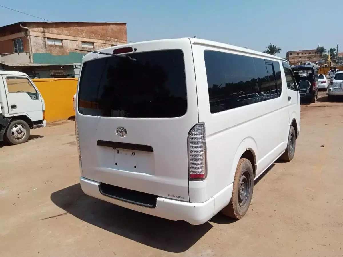 Toyota Hiace   - 2012