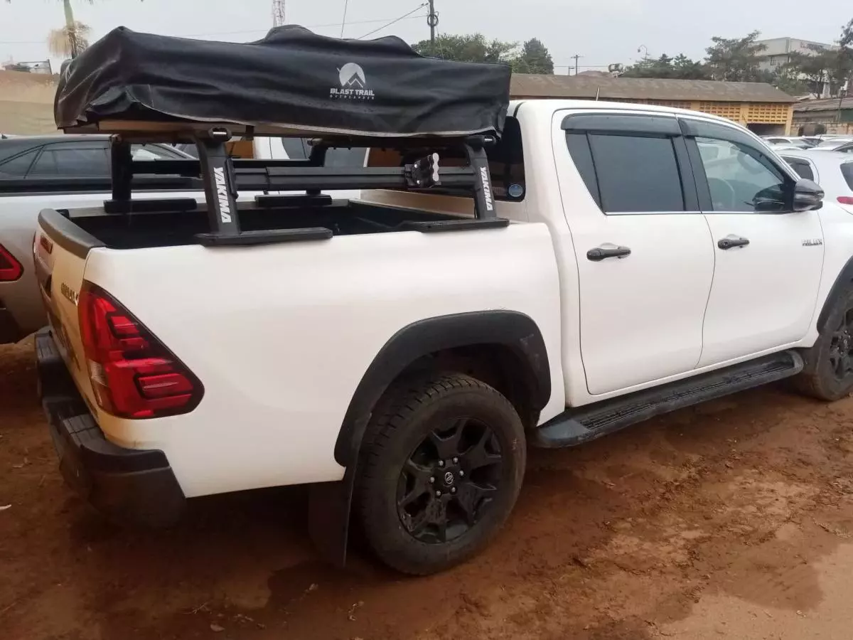 Toyota Hilux   - 2019