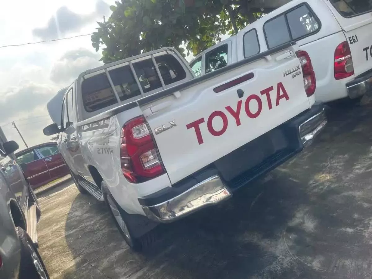 Toyota Hilux    - 2017