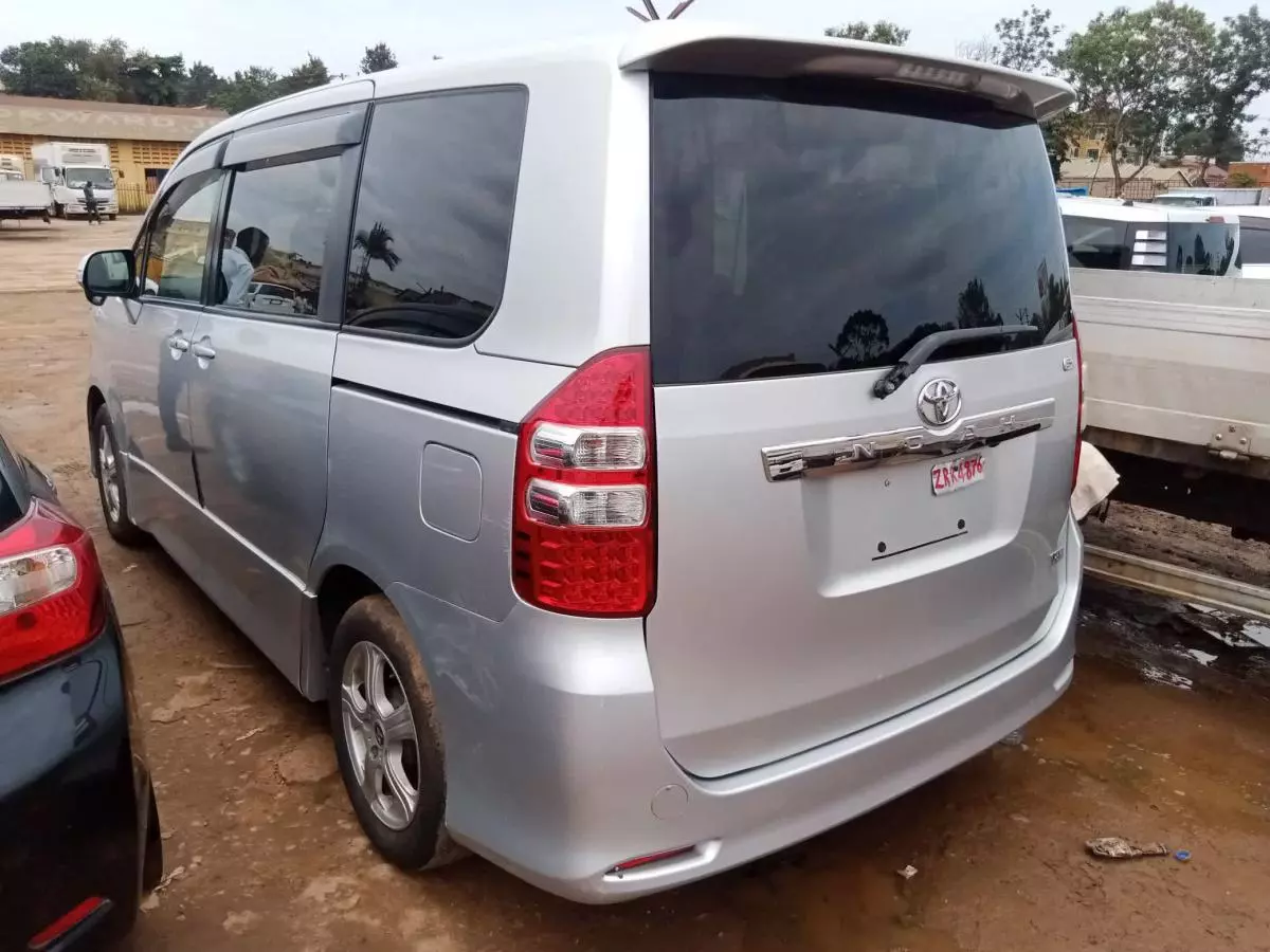 Toyota Noah   - 2010