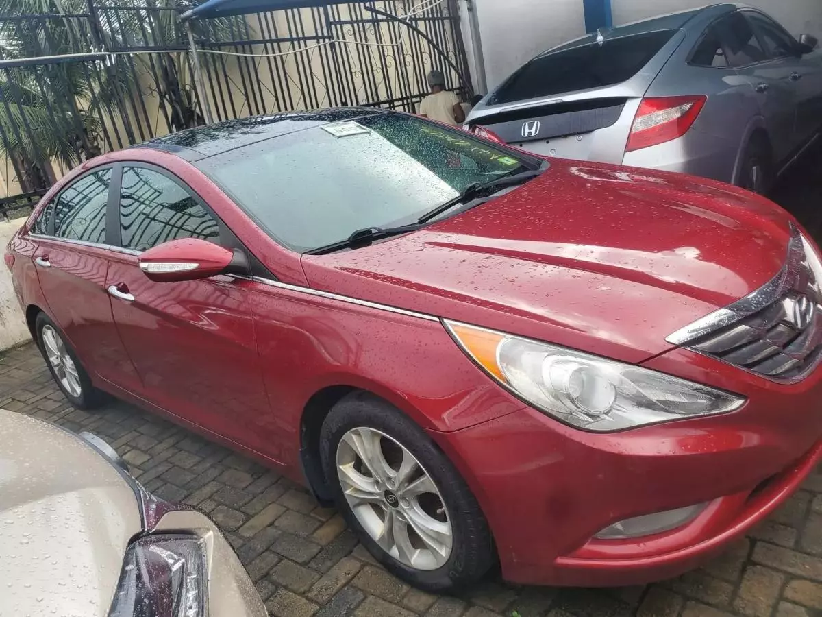 Hyundai Sonata   - 2012